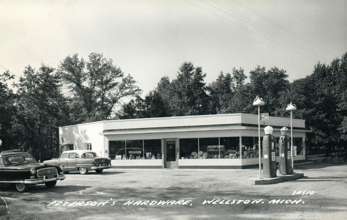 HARDWARE STORE—WELLSTON MICHIGAN RPPC GAS SERVICE STATION PHOTO—PETERSONS 1960